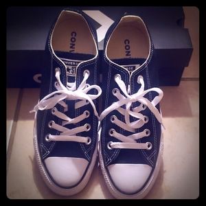 Black low top converse